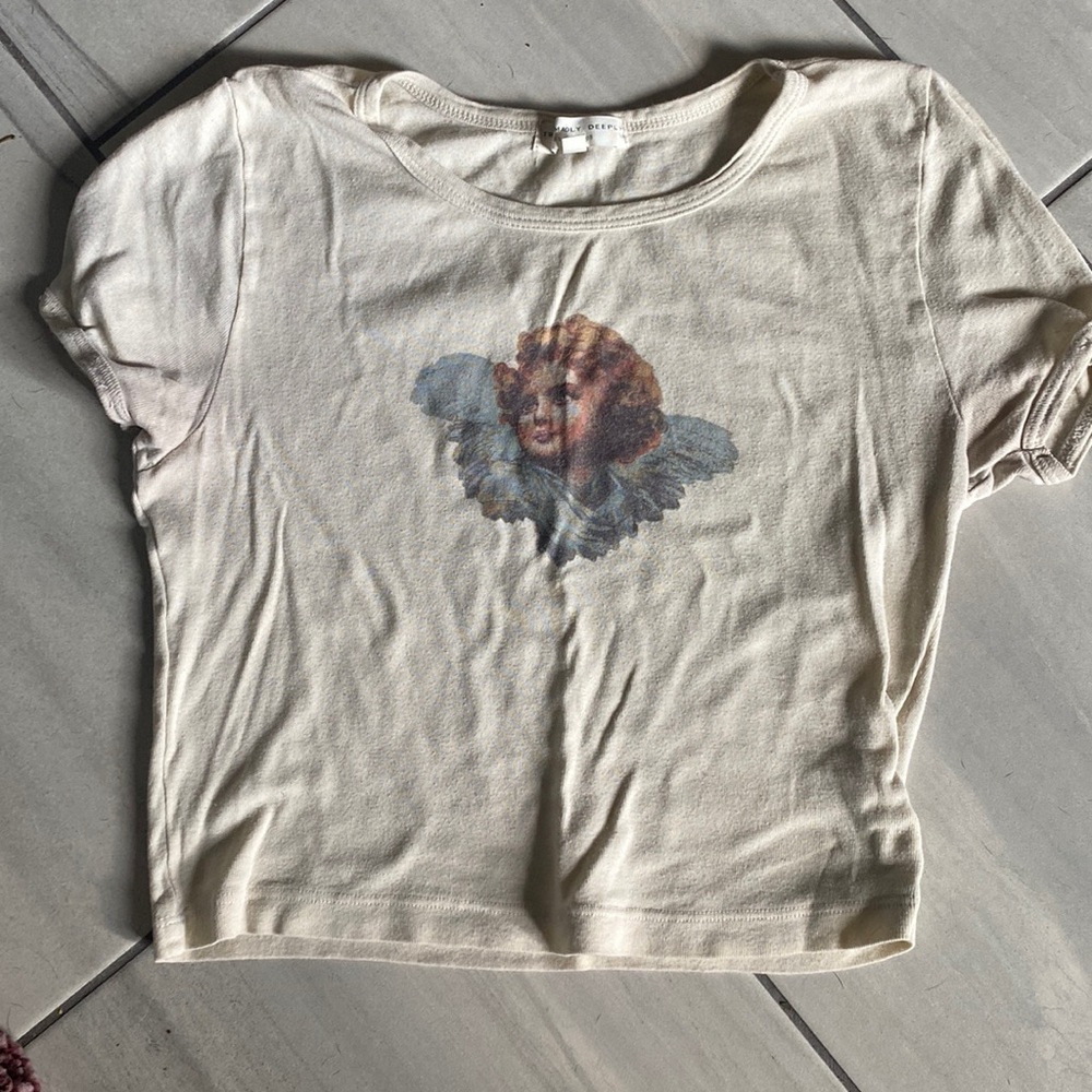 Cute cropped tee with angle baby on front